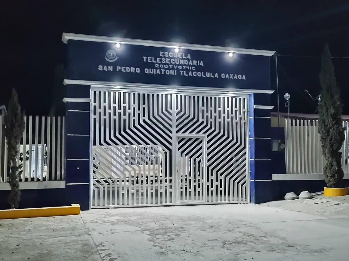 Fachada de la Escuela Telesecundaria en San Pedro Quiatoni